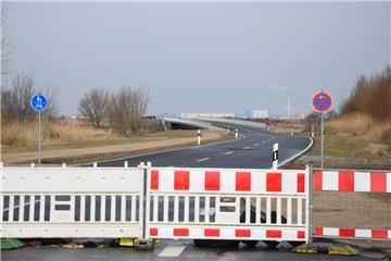 Seit September 2017 ist die neue Straße in Verlängerung der Seeborg bis zur Straße Am Lunedeich in Bremerhaven fertig. Noch bleibt sie allerdings gesperrt.
