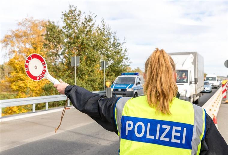 Bundespolizei zieht Bilanz: 708 unerlaubte Einreisen an niederländischer Grenze Beamte der Bundespolizei kontrollieren Fahrzeuge am Grenzübergang Bademeusel an der BAB 15.