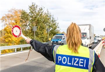 Beamte der Bundespolizei kontrollieren Fahrzeuge am Grenzübergang Bademeusel an der BAB 15.