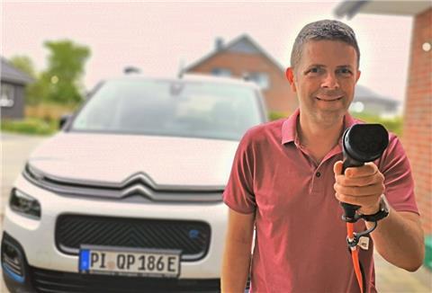 Seit sieben Wochen mit einem vollelektrischen Hochdachkombi unterwegs: Redakteur Timo Kühnemuth.