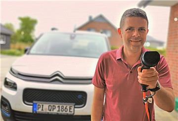 Seit sieben Wochen mit einem vollelektrischen Hochdachkombi unterwegs: Redakteur Timo Kühnemuth.