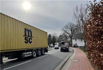 Ein Lkw fährt auf der Straße.