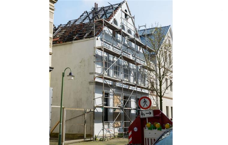 Seit über einem Jahr ist nichts geschehen, doch jetzt soll der Abriss der Brandruine an der Wülbernstraße endlich geprüft werden.