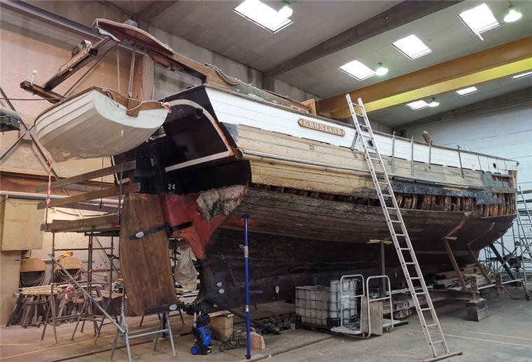 Schiff in Schiffbauhalle.