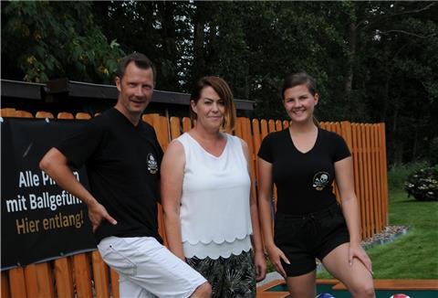 Seit vergangenem Jahr gibt es die Adventure-Golf-Anlage der Familie Kay, Dunja und Jennifer Stöcker in Burhave. Neu in diesem Jahr ist das Fußball-Billard-Feld. Fotos: Reiners