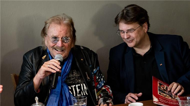 Seit vielen Jahren organisieren Frank Zander und sein Sohn Marcus die Weihnachtsfeier für Bedürftige. 