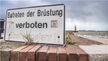 Seit vier Jahren ist der Zugang zur Nordmole in Bremerhaven für Fußgänger gesperrt. Die 1912/13 erbaute Anlage ist einsturzgefährdet.