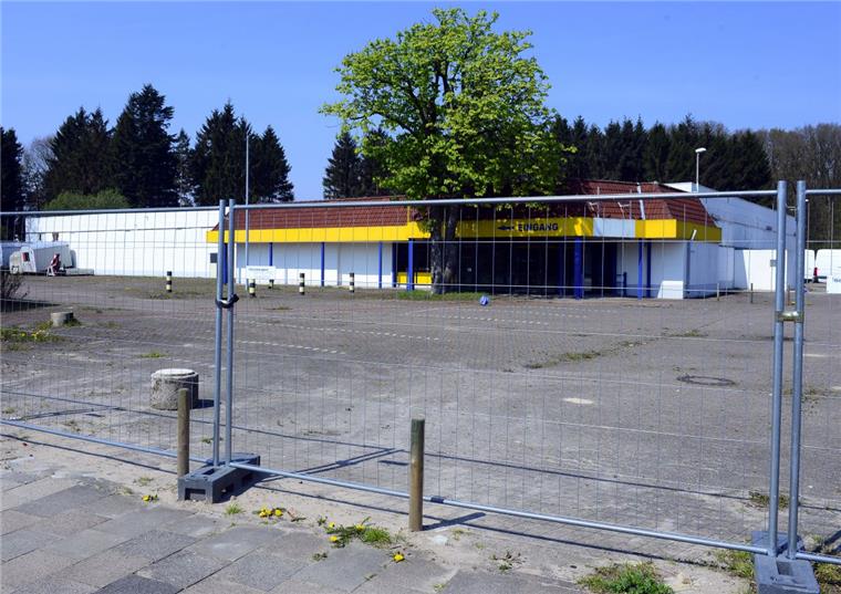 Seit vor drei Jahren der Trend-Möbel-Markt hier auszog, steht die einstige Für-Sie-Markthalle leer, auf dem Parkplatz wurden immer wieder dubiose Gestalten gesichtet, der Bau wurde Opfer mehrerer Attacken. Nun wird abgerissen und das Areal für Neubaugrundstücke vermarktet.  