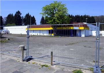 Seit vor drei Jahren der Trend-Möbel-Markt hier auszog, steht die einstige Für-Sie-Markthalle leer, auf dem Parkplatz wurden immer wieder dubiose Gestalten gesichtet, der Bau wurde Opfer mehrerer Attacken. Nun wird abgerissen und das Areal für Neubaugrundstücke vermarktet.  