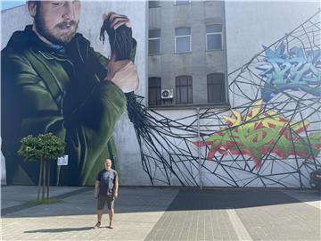 Mann vor Graffiti