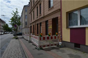 Seit Wochen ist das leerstehende Haus der Ecke Schillerstraße/Klopstockstraße abgesperrt. Dadurch wird es eng auf dem Fahrrad- und Gehweg in Geestemünde.