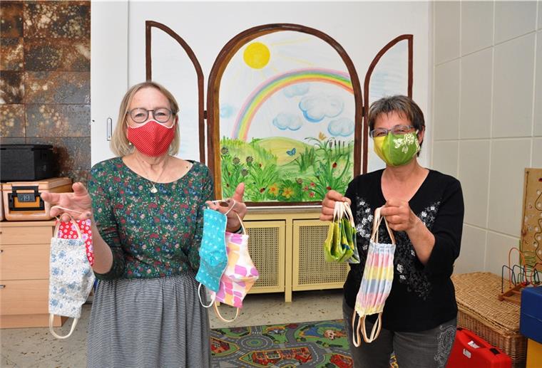 Seit Wochen nähen Frauen aus verschiedenen Nähgruppen des Mehrgenerationenhauses Masken, pro Woche mindestens hundert. Unser Bild zeigt Edeltraut Spreen (links) und Birgit Dipper, zwei aktive Näherinnen.