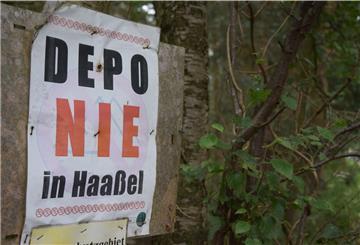 Ein Plakat mit der Aufschrift "Depo-nie in Haaßel" hängt an einem Schild im Haaßeler Naturschutzgebiet.