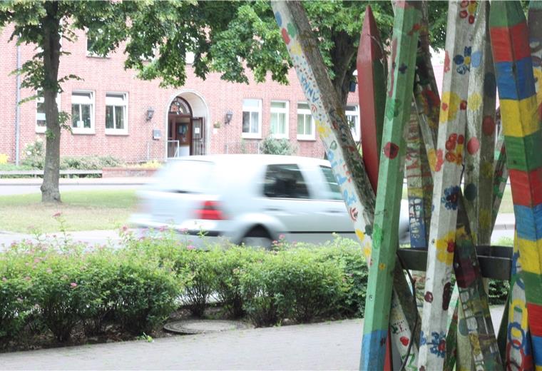 Seit zweieinhalb Jahren kämpfen Eltern für eine Geschwindigkeitsbegrenzung vor der Grundschule. Nach vielem Hin und Her könnte die Tempo-30-Schilder bald kommen.