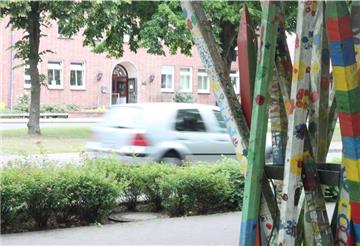 Seit zweieinhalb Jahren kämpfen Eltern für eine Geschwindigkeitsbegrenzung vor der Grundschule. Nach vielem Hin und Her könnte die Tempo-30-Schilder bald kommen.