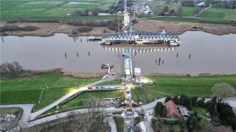 Drehbares Mittelteil für neue Friesenbrücke wird eingebaut Seitdem ein Frachter die alte Friesenbrücke 2015 rammte und weitgehend zerstörte, ist die Emsquerung unterbrochen.