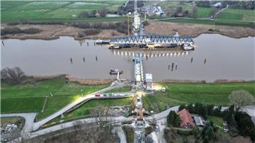 Seitdem ein Frachter die alte Friesenbrücke 2015 rammte und weitgehend zerstörte, ist die Emsquerung unterbrochen. 
