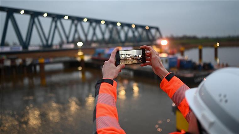 Neue Friesenbrücke komplett – letztes Bauteil eingesetzt Seitdem ein Frachter die alte Friesenbrücke 2015 rammte und weitgehend zerstörte, ist die Emsquerung unterbrochen.