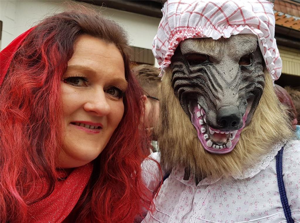 Seite an Seite wagten sich Rotkäppchen und der Wolf beim Wehdeler Karnevalsumzug...