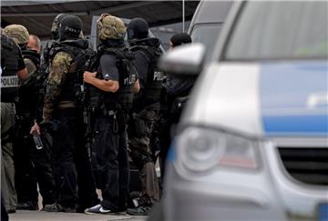 SEK-Beamte der Bremer Polizei stehen vor dem "Weserpark", das Einkaufszentrum ist zuvor evakuiert worden. 