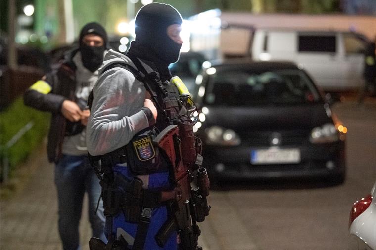 SEK-Beamte sind in der Nähe eines Tatorts in Hanau im Einsatz. 