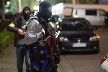 SEK-Beamte sind in der Nähe eines Tatorts in Hanau im Einsatz. 