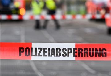 Einsatzfahrzeuge stehen hinter einer Polizeiabsperrung