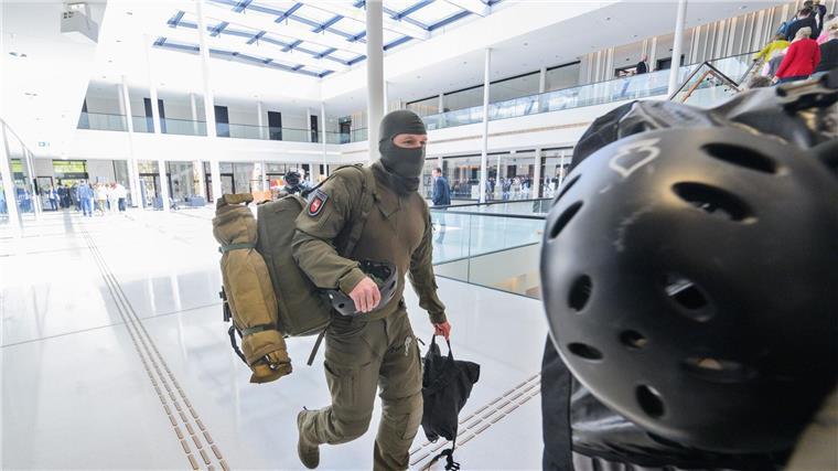 Polizei hat Räumung am Landtag beendet SEK-Einsatzkräfte gehen durch den niedersächsischen Landtag.