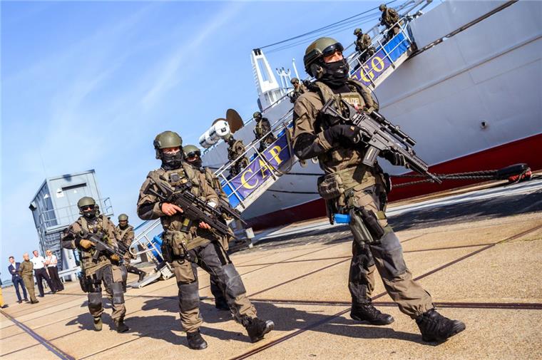 SEK-Einsatzkräfte verlassen  die "Cap San Diego". Polizei und Bundeswehr üben den terroristischen Ernstfall auf der Nordsee. 