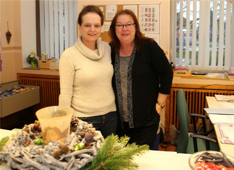 Weihnachtswunder im Cuxland: Zwei Engel retten das Weihnachtsfest Sekretärin Claudia Klimek und Hagens Grundschulleiterin Katrin Meyer-Joost (rechts) sorgen dafür, dass keiner ihrer Schützlinge Weihnachten leer ausgeht.