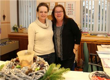 Sekretärin Claudia Klimek und Hagens Grundschulleiterin Katrin Meyer-Joost (rechts) sorgen dafür, dass keiner ihrer Schützlinge Weihnachten leer ausgeht.