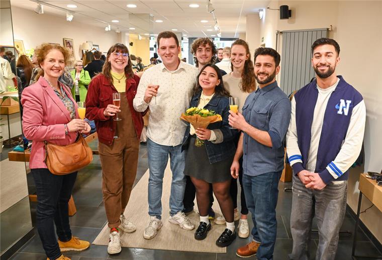 Sekt und Blumen zum Start: Das Geschäft "Zeitraum" hat eröffnet.