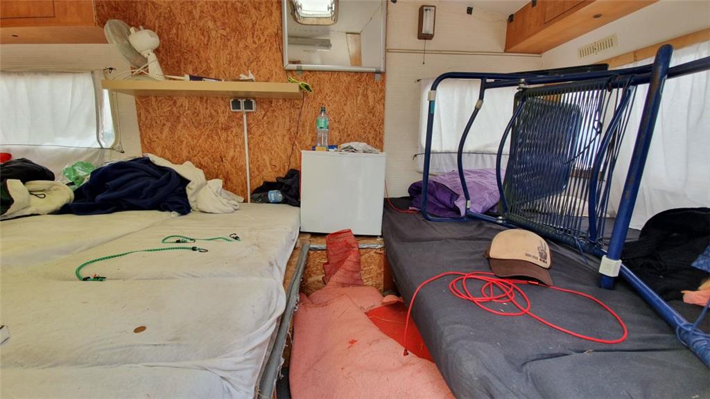 Selbst diesen komplett eingerichteten Wohnwagen ließen die Festivalbesucher steh...