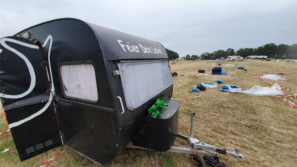 Selbst diesen komplett eingerichteten Wohnwagen ließen die Festivalbesucher steh...