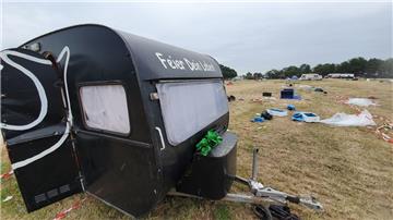 Selbst diesen komplett eingerichteten Wohnwagen ließen die Festivalbesucher steh...