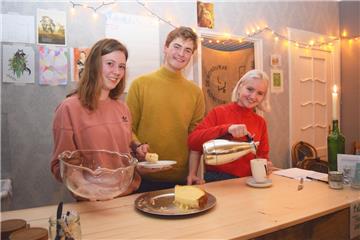 Selbst gebauter Tresen, selbst gebackener Kuchen – quasi aus dem Nichts haben Linda Gundermann, Hauke Varoga und Linda Poppe (von links) ein Café aus dem Boden gestampft, Möbel, Teppiche, Pflanzen und Sponsoren gesammelt. Jeder Gast entscheidet hier selbst, wie viel er bezahlen möchte. 