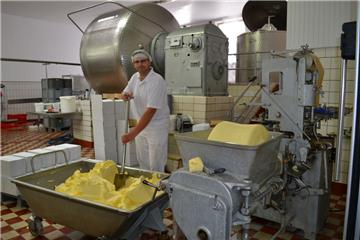 Selbst in piekfeine Hamburger Hotels liefert die Molkerei Hasenfleet. Dafür bekommt die Butter, die im tradionellen Butterfass (hinten) hergestellt wird, eine spezielle Meersalz-Mischung verpasst. Foto Hansen
