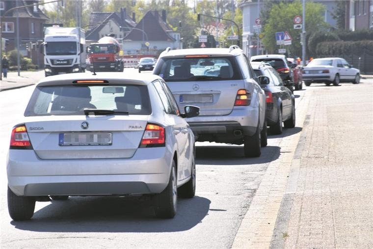 Selbst zu den Zeiten, in denen auf der vierspurigen Martin-Pauls-Straße für gewöhnlich besonders viele Autos unterwegs sind, blieb das befürchtete Verkehrschaos am Montag aus.