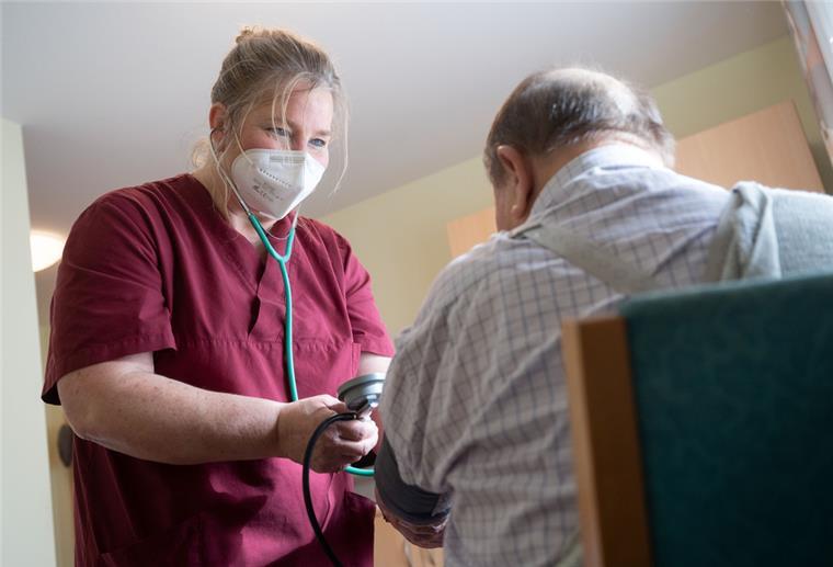 Selbst zu zahlende Anteile für Pflegebedürftige im Heim sind weiter gestiegen und werden laut einer Auswertung von neuen Zuschüssen nur teilweise abgefedert.