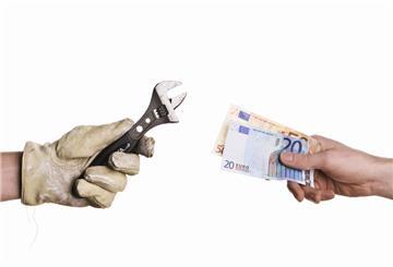 Hand mit Zange (links) und Hand mit Geld (rechts): Selbständige wie zum Beispiel Handwerker können sich in den ersten fünf Jahren freiwillig rentenversichern lassen – und damit Anspruch auf viele Leistungen sichern. Jetzt entscheiden, später profitieren.