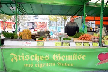 Selbsterzeuger und Händler Heino Breden ist am Sonnabend zum letzten Mal auf dem Geestemünder Wochenmarkt in Bremerhaven vertreten. Der 65-Jährige hat den Stand in der dritten Generation betrieben.