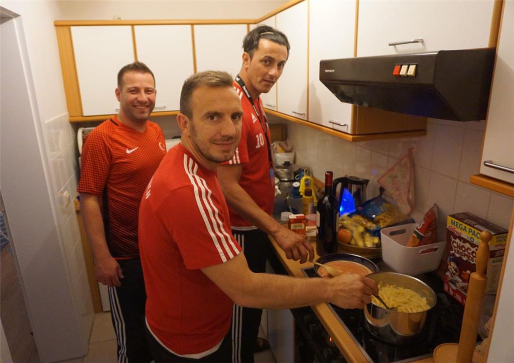 Selbstverpflegung:Cüneyt Gülkan, Nehat Shalaj und Özkan Kirhan (von links) beim ...