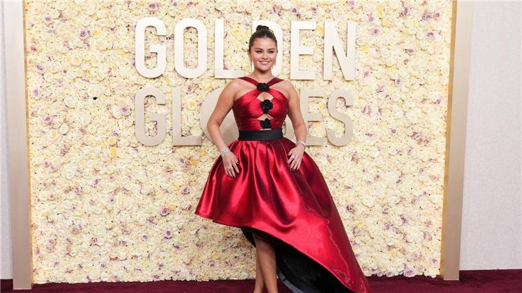 Bombe statt Barbie: „Oppenheimer“ räumt bei Golden Globes ab Selena Gomez hat sich für ein leuchtend rotes Outfit von Armani Privé entschieden.