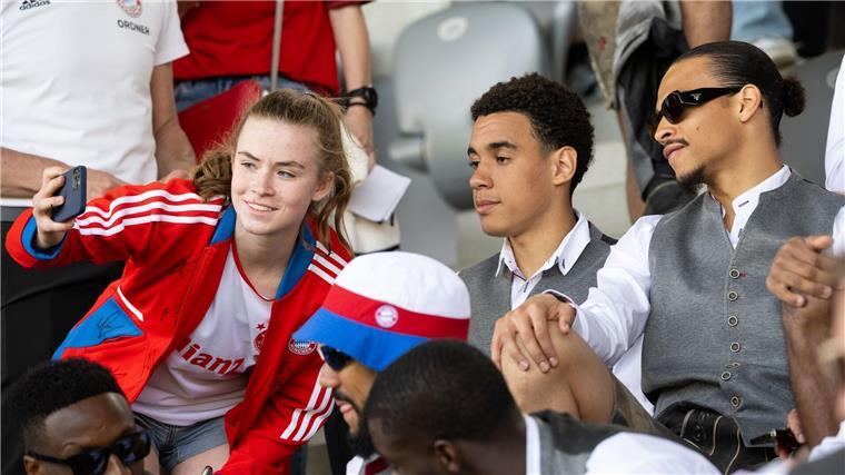 Fans im Spitzensport: Was, wenn die Liebe zu weit geht? Selfies und Autogramme: Davor können sich Stars wie Musiala und Sane kaum retten.