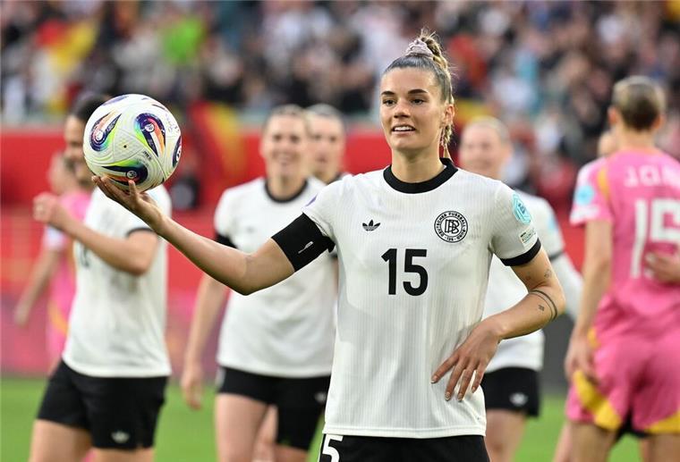 Eine Frau in einem weißen Trikot mit der Nummer 15 präsentiert einen Ball. Nationalstürmerin Selina Cerci hat zuletzt in der Partie gegen Schottland drei Mal getroffen. 