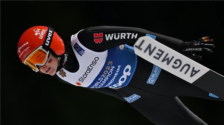 Springerinnen holen WM-Bronze - Verletzte Görlich jubelt mit Selina Freitag freut sich schon über ihre zweite Medaille bei dieser WM.
