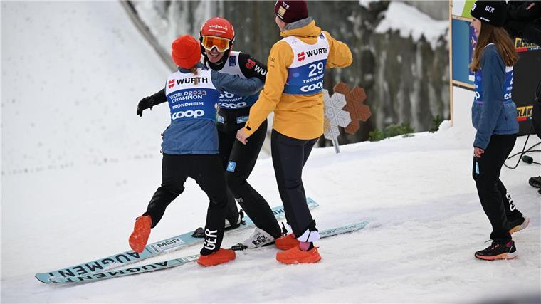 Mit „sieben Zwetschgen“ zu WM-Silber: Freitag belohnt sich Selina Freitag wird von ihren Teamkolleginnen gefeiert.