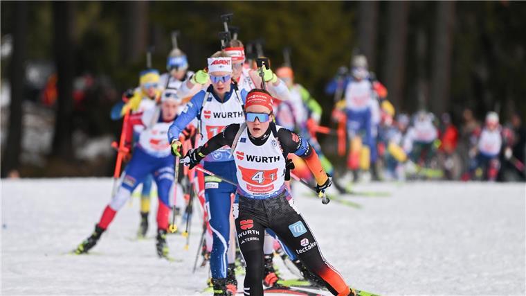 Mit letzter Kraft ins Ziel: Biathleten feiern WM-Bronze Selina Grotian macht als Startläuferin einen guten Job.