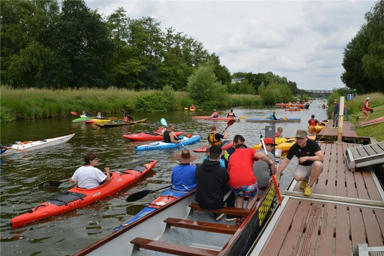 Selten herrscht soviel Betrieb auf Kanal und See.Beim Tag des Wassersports gab es reichlich Schnuppermöglichkeiten in unterschiedlichen Booten. Hier besetzt Thilo Mügge (rechts) das Drachenboot zum Törn mit Jugendlichen.
