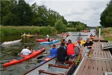 Selten herrscht soviel Betrieb auf Kanal und See.Beim Tag des Wassersports gab es reichlich Schnuppermöglichkeiten in unterschiedlichen Booten. Hier besetzt Thilo Mügge (rechts) das Drachenboot zum Törn mit Jugendlichen.